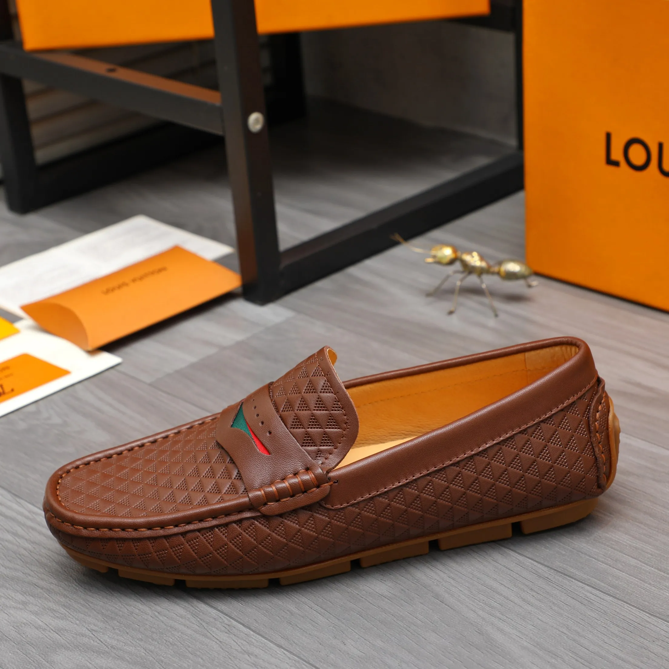 Men's shoes 💰360 Product trademark: LV "Louis Vuitton" casual slip-on men's shoes Regular size: 38-45 Product material: Selected embossed cowhide upper, pigskin lining, rubber outsole
